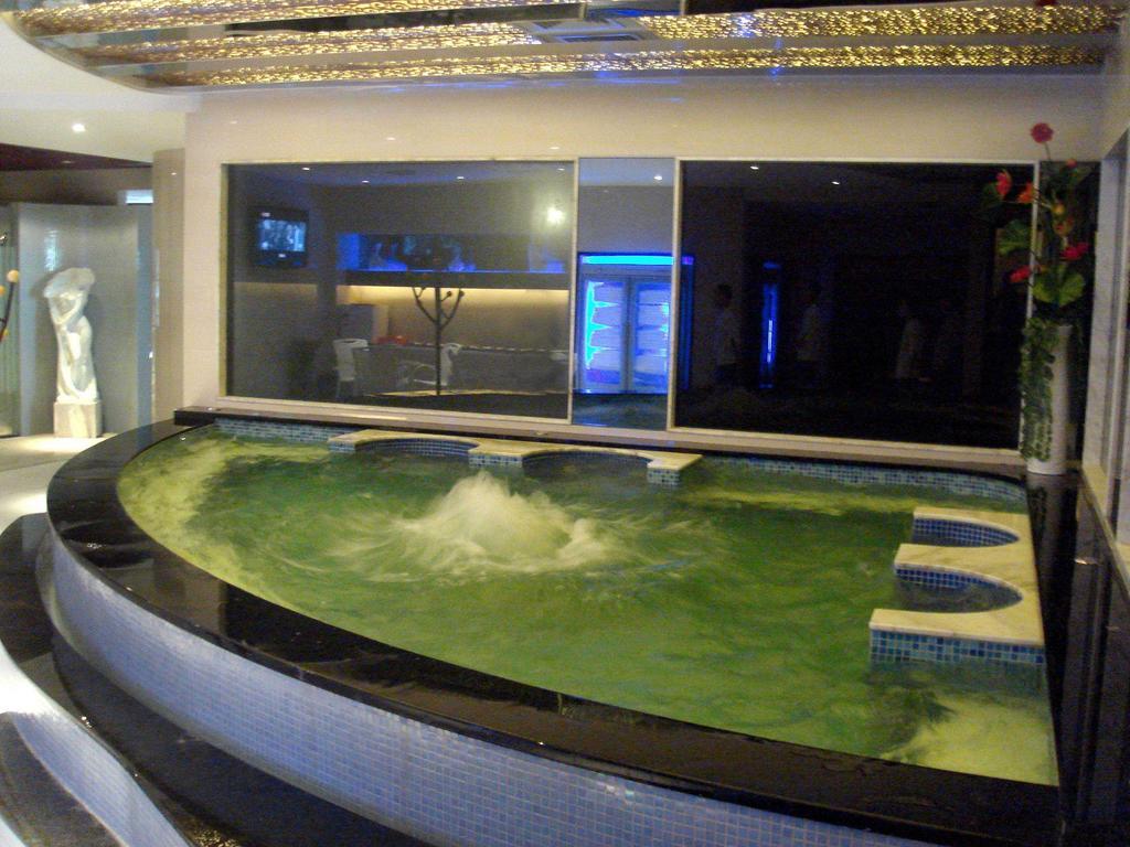 Long Zhou Grand Hotel Kuangcsou Kültér fotó